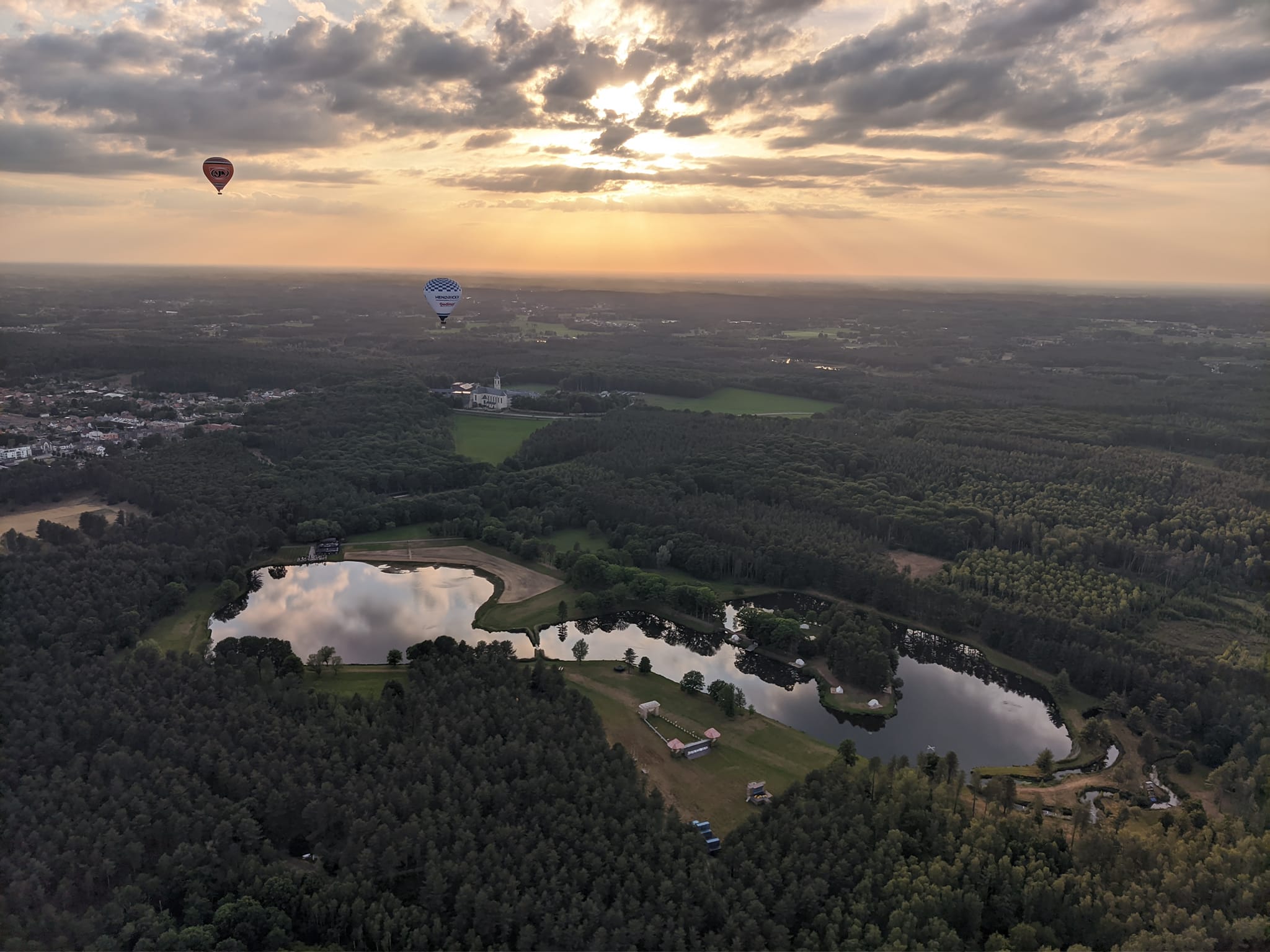 luchtballons boven de vijvers van Averbode