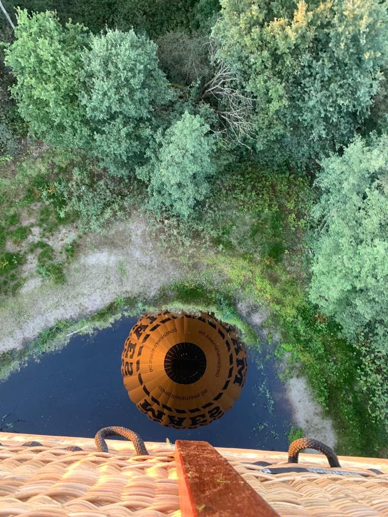luchtballon weerspiegeling in water